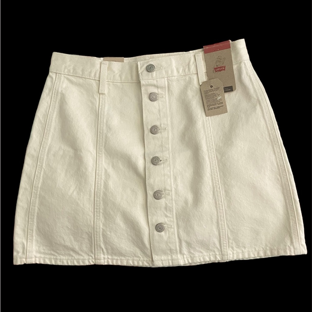 NWT Sz 29 Vintage Levi skirt w/buttons down front. Color is a Warm off white.